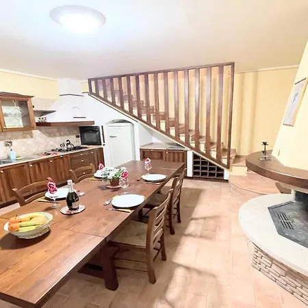 Villa Traditional Town House Central - Car Unnecessary - Wifi - Sleeps 10 *