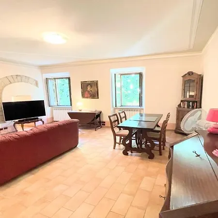 Traditional Town House Central - Car Unnecessary - Wifi - Sleeps 10