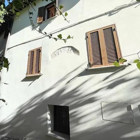 Traditional Town House Central - Car Unnecessary - Wifi - Sleeps 10 ספולטו