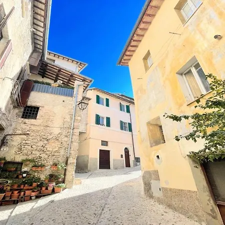 Traditional Town House Central - Car Unnecessary - Wifi - Sleeps 10 Villa