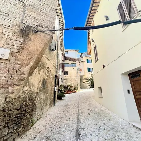 וילה Traditional Town House Central - Car Unnecessary - Wifi - Sleeps 10 ספולטו