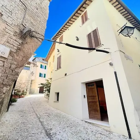 Traditional Town House Central - Car Unnecessary - Wifi - Sleeps 10 וילה