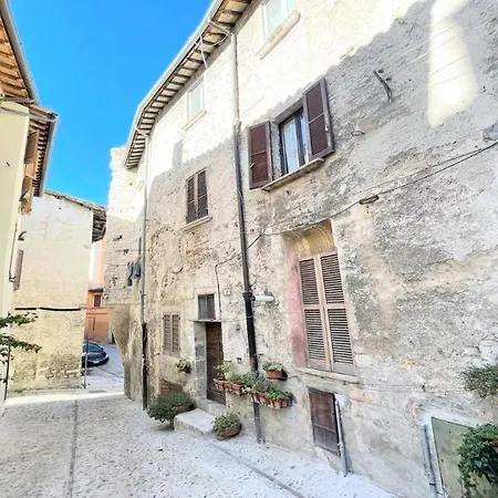 Traditional Town House Central - Car Unnecessary - Wifi - Sleeps 10 *