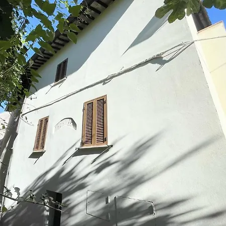 Traditional Town House Central - Car Unnecessary - Wifi - Sleeps 10 Villa