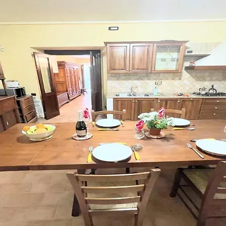 Traditional Town House Central - Car Unnecessary - Wifi - Sleeps 10