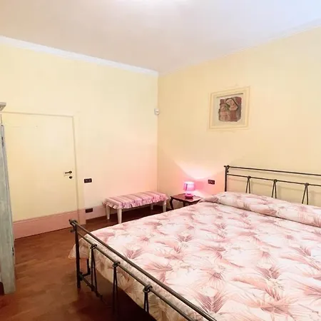Traditional Town House Central - Car Unnecessary - Wifi - Sleeps 10 וילה