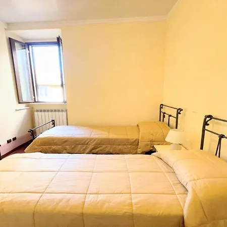 Villa Traditional Town House Central - Car Unnecessary - Wifi - Sleeps 10