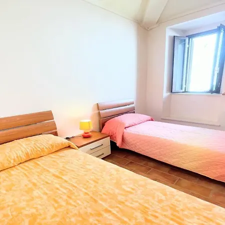 Traditional Town House Central - Car Unnecessary - Wifi - Sleeps 10 *