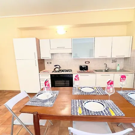 Traditional Town House Central - Car Unnecessary - Wifi - Sleeps 10 וילה