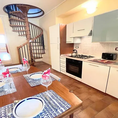 Traditional Town House Central - Car Unnecessary - Wifi - Sleeps 10 ספולטו