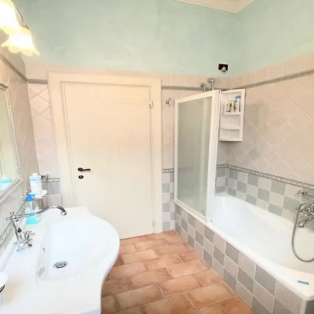 Traditional Town House Central - Car Unnecessary - Wifi - Sleeps 10 *