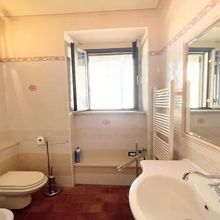Traditional Town House Central - Car Unnecessary - Wifi - Sleeps 10 *