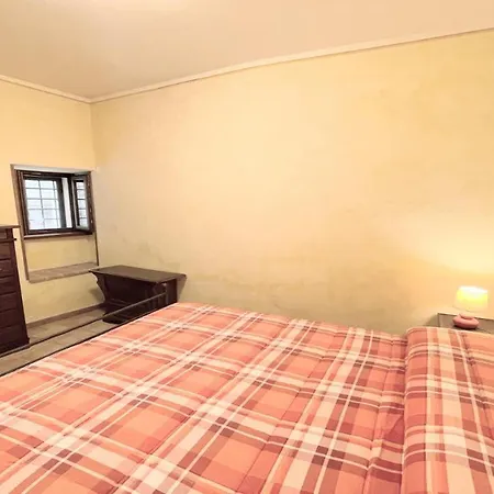 Traditional Town House Central - Car Unnecessary - Wifi - Sleeps 10 *