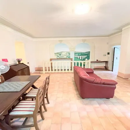 Traditional Town House Central - Car Unnecessary - Wifi - Sleeps 10 Villa