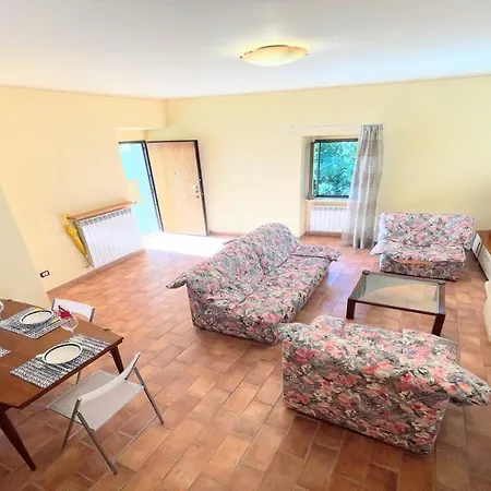 Traditional Town House Central - Car Unnecessary - Wifi - Sleeps 10 *