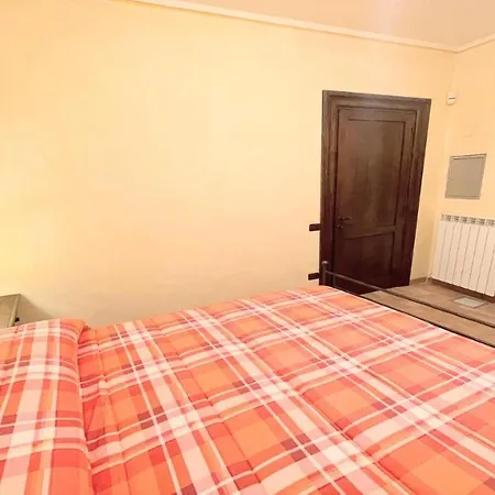 Traditional Town House Central - Car Unnecessary - Wifi - Sleeps 10 *