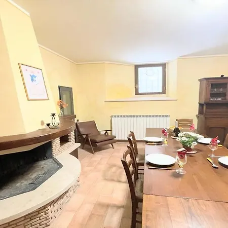 Traditional Town House Central - Car Unnecessary - Wifi - Sleeps 10 וילה ספולטו