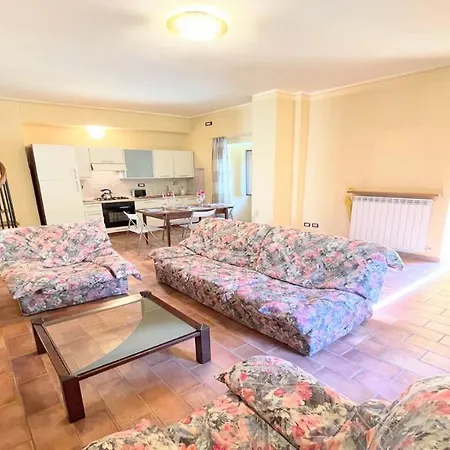 Traditional Town House Central - Car Unnecessary - Wifi - Sleeps 10 ספולטו