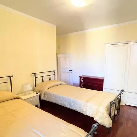 Traditional Town House Central - Car Unnecessary - Wifi - Sleeps 10