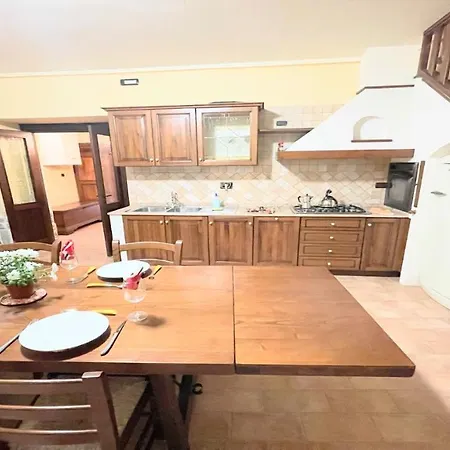 Traditional Town House Central - Car Unnecessary - Wifi - Sleeps 10 *