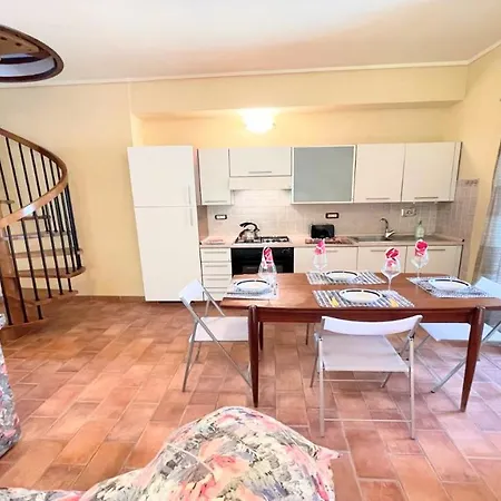 Traditional Town House Central - Car Unnecessary - Wifi - Sleeps 10 וילה