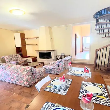 Traditional Town House Central - Car Unnecessary - Wifi - Sleeps 10 וילה *