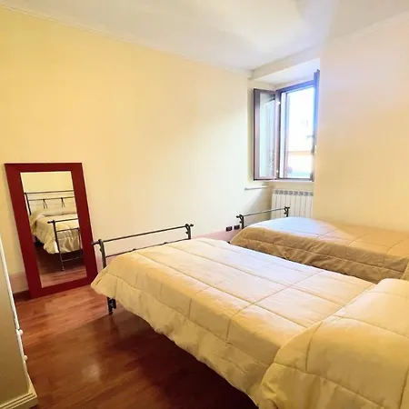 Traditional Town House Central - Car Unnecessary - Wifi - Sleeps 10 *