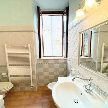 Villa Traditional Town House Central - Car Unnecessary - Wifi - Sleeps 10 Spoleto
